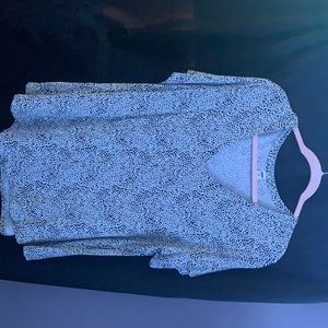 Old Navy XL V-Neck White & Black Shirt